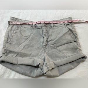 Anthtropologie // Chino Shorts // Size 28 (Runs like a 29) // Gray
